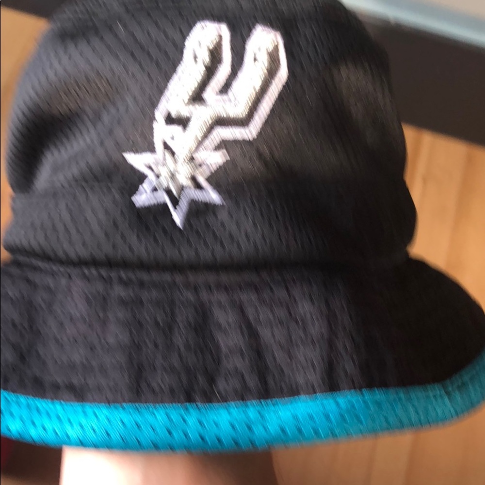 Reversible Mitchell & Ness Spurs bucket hat - Picture 4 of 6